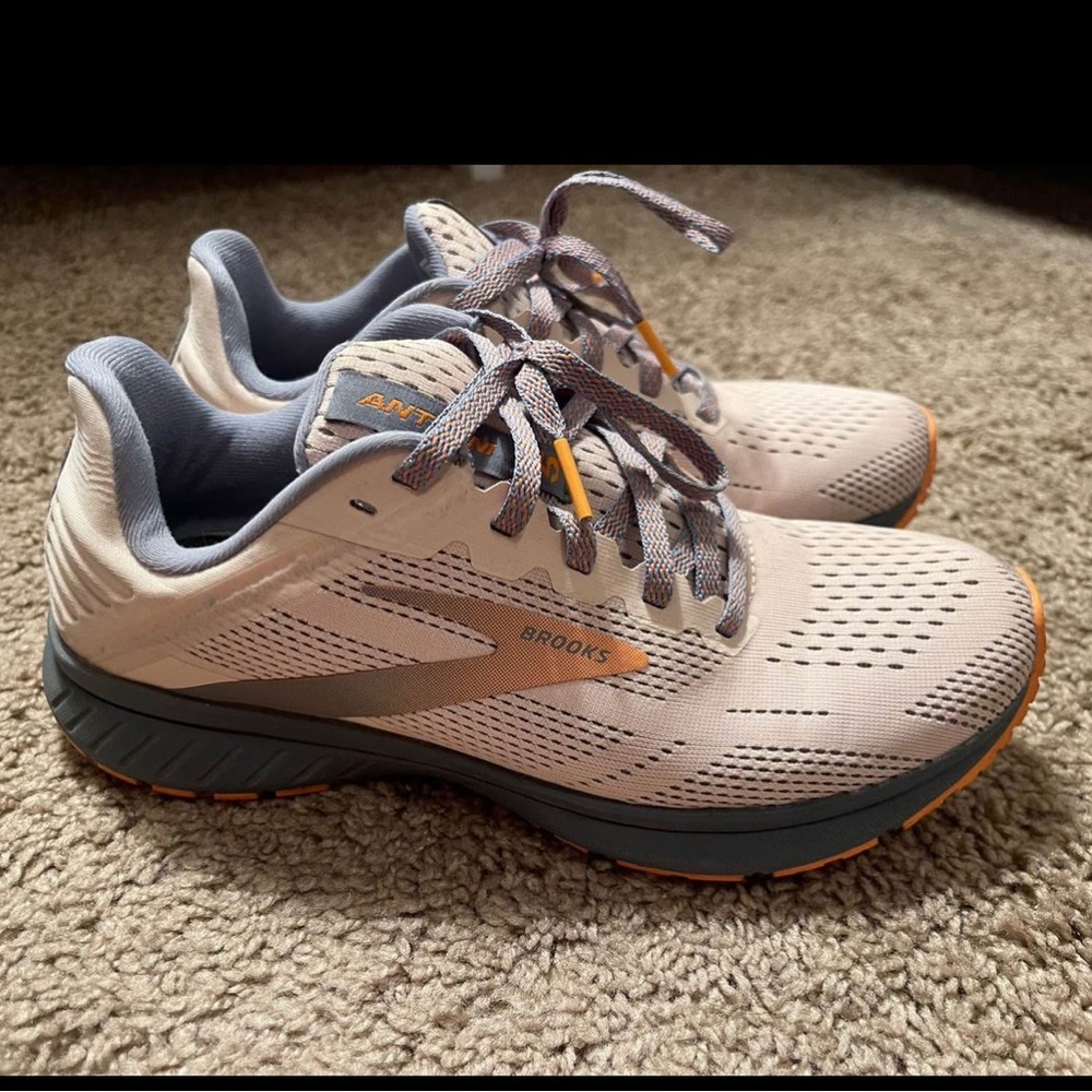 SOLD- BROOKS SNEAKERS🧡